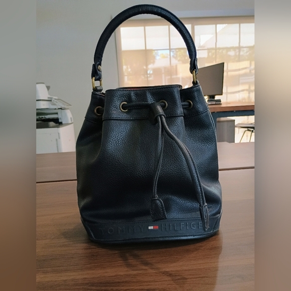 Tommy Hilfiger Black Leather Bucket Bag - Picture 1 of 10